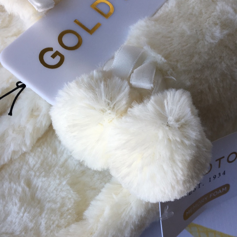 🍦XL Gold Toe NWT cream puff pom pom slippers 🍦 - Picture 5 of 8